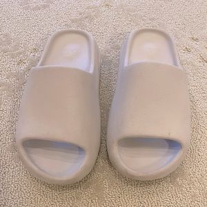 Yeezy slides sz 7